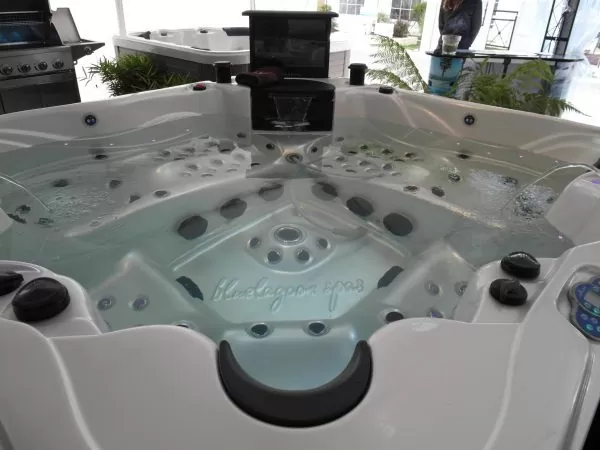 Spa Infiny 5 places thérapeutique BLUE LAGOON SPAS