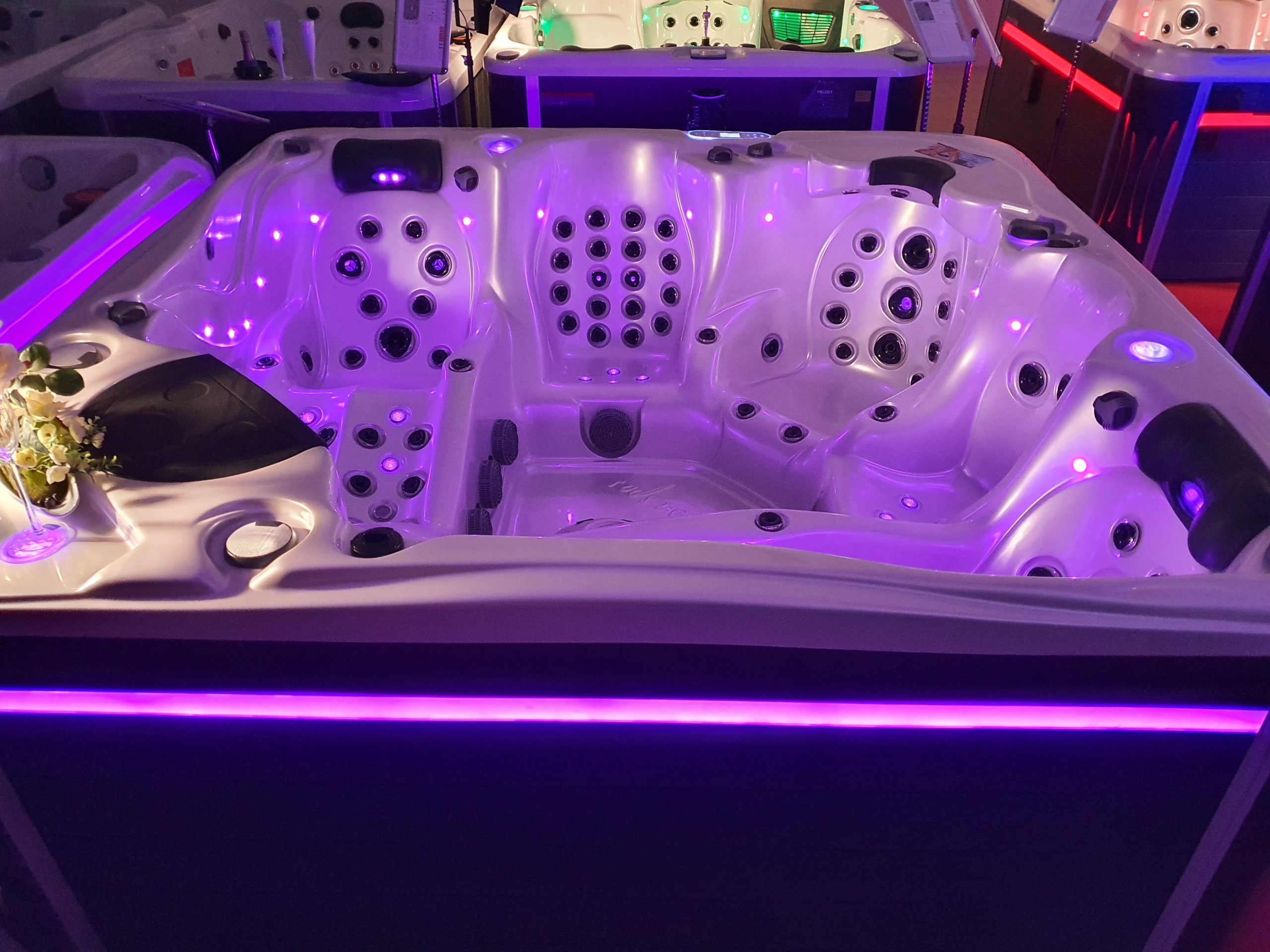 Spa Infiny 5 places thérapeutique BLUE LAGOON SPAS