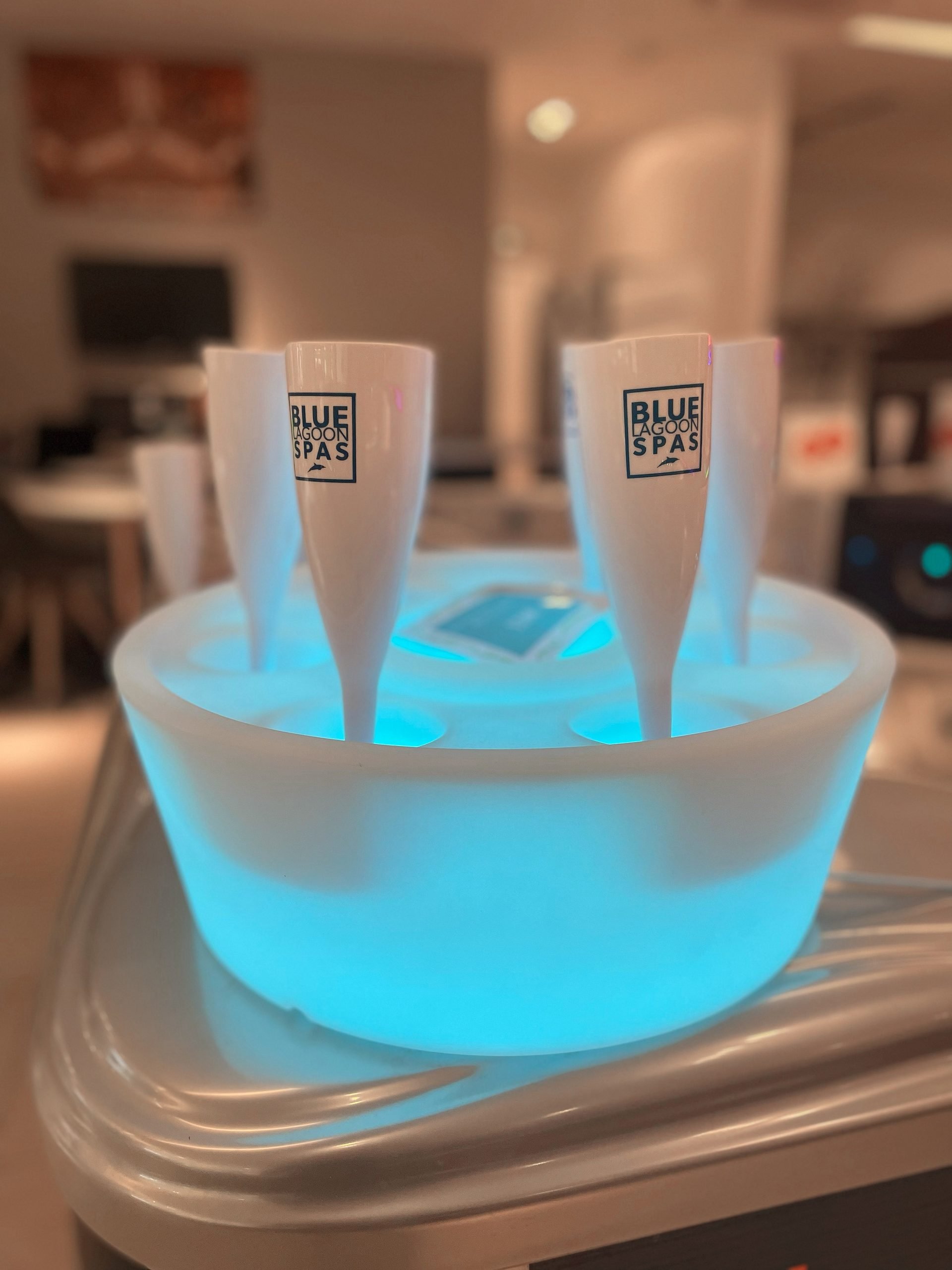 BAR FLOTTANT À LED + 6 FLUTES POUR SPA ET SPA DE NAGE - Planète Spas et  Piscines